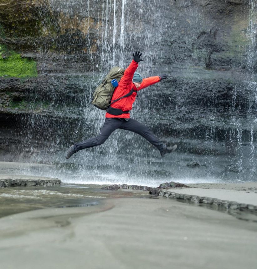 Friluftsentusiast med Arc'teryx skalljakke og sekk – klar for røffe forhold og fjelltur.